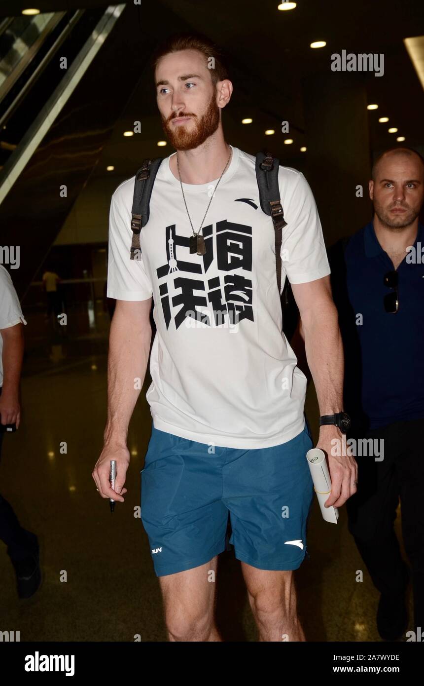 NBA star Gordon Hayward dei Boston Celtics arriva a Shanghai Pudong International Airport per il suo tour in Cina a Shanghai, Cina, 9 agosto 2019. Foto Stock