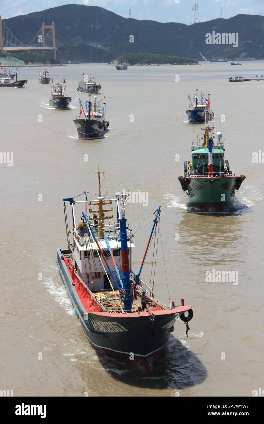 Perché la stagione di pesca del 2019 inizia a mezzogiorno, astronomico di barche da pesca andare al di fuori del porto nella contea di Daishan, Zhoushan city, est della Cina di Zhejiang Foto Stock
