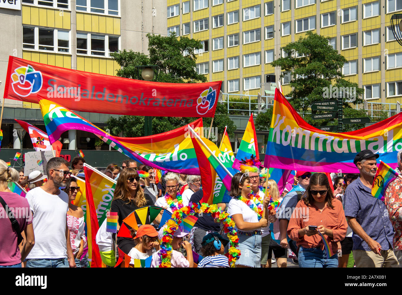 Malmö, Svezia - 20 Luglio 2019: i socialdemocratici svedesi stanno partecipando all'annuale Gay Pride Parade di Malmö, sventolando le loro bandiere rosse. Foto Stock