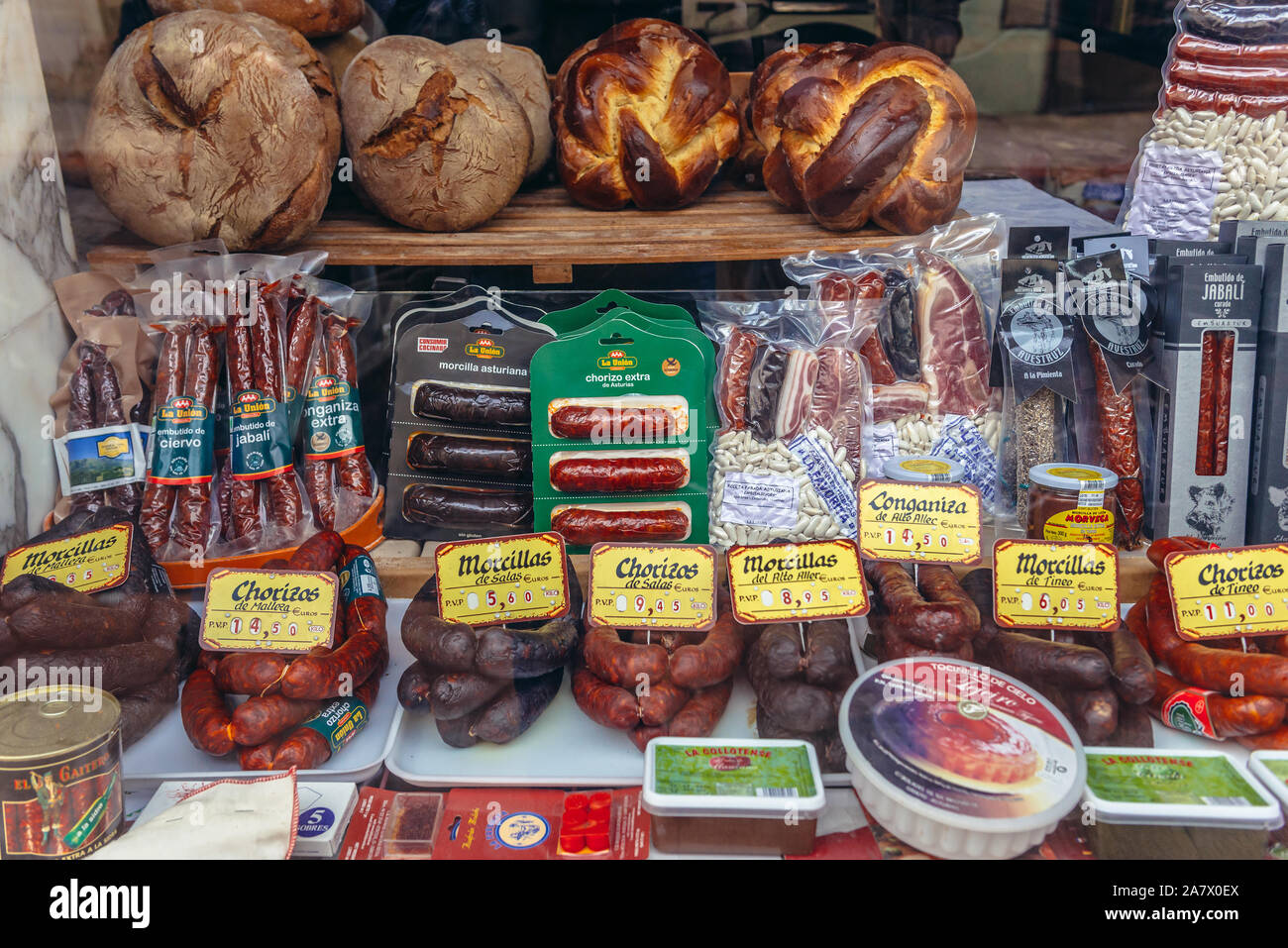 Chorizo, morcilla e salsicce longaniza nel negozio di alimentari in Oviedo Nella regione delle Asturie, Spagna Foto Stock
