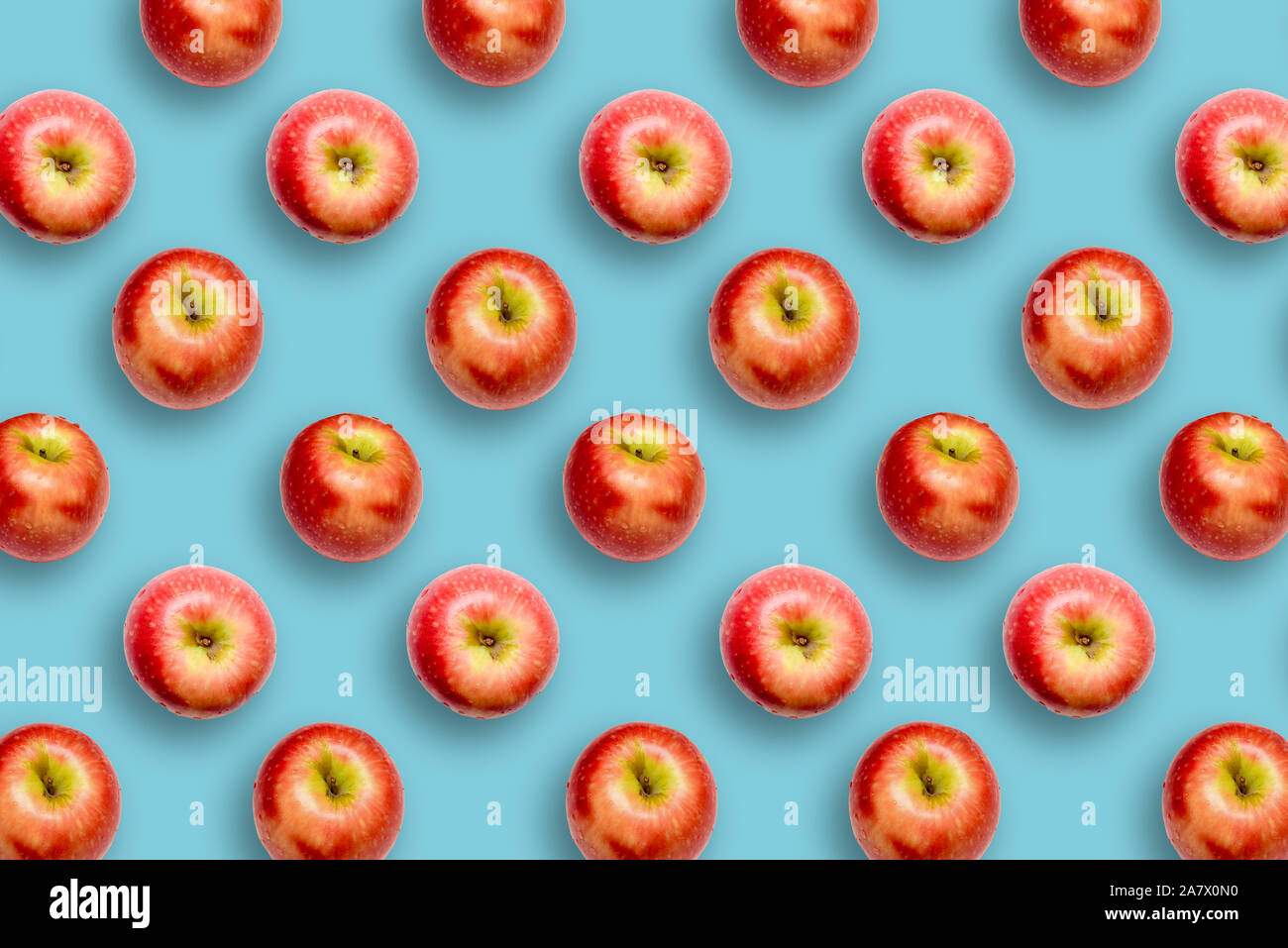 Creative moderno snack sano concetto alimentare modello di mele sul luminoso colorato sfondo blu in stile minimalista Foto Stock