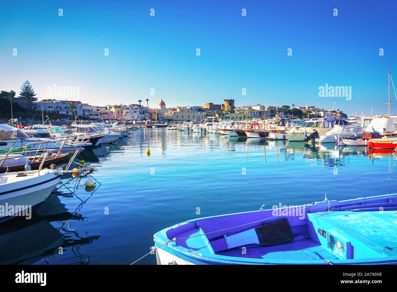 Isola di Ischia e le barche nel porto di Forio al tramonto. Campania, Italia. L'Europa. Foto Stock