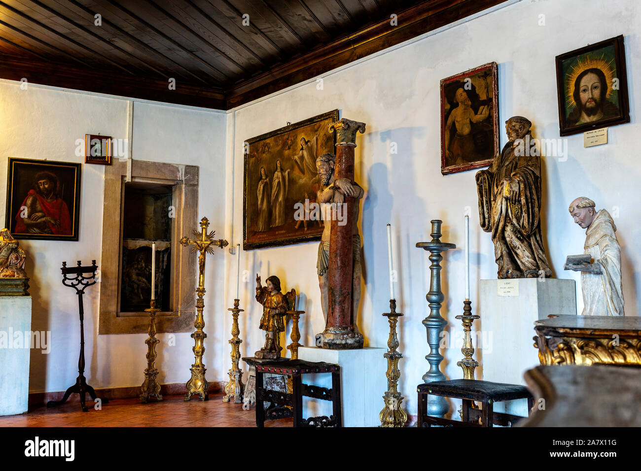 Vista del piccolo museo con molti pezzi di arte sacra conservata dal bottino e distruzione del monastero di Santa Maria di Lorvao, Coimbra, Portogallo Foto Stock