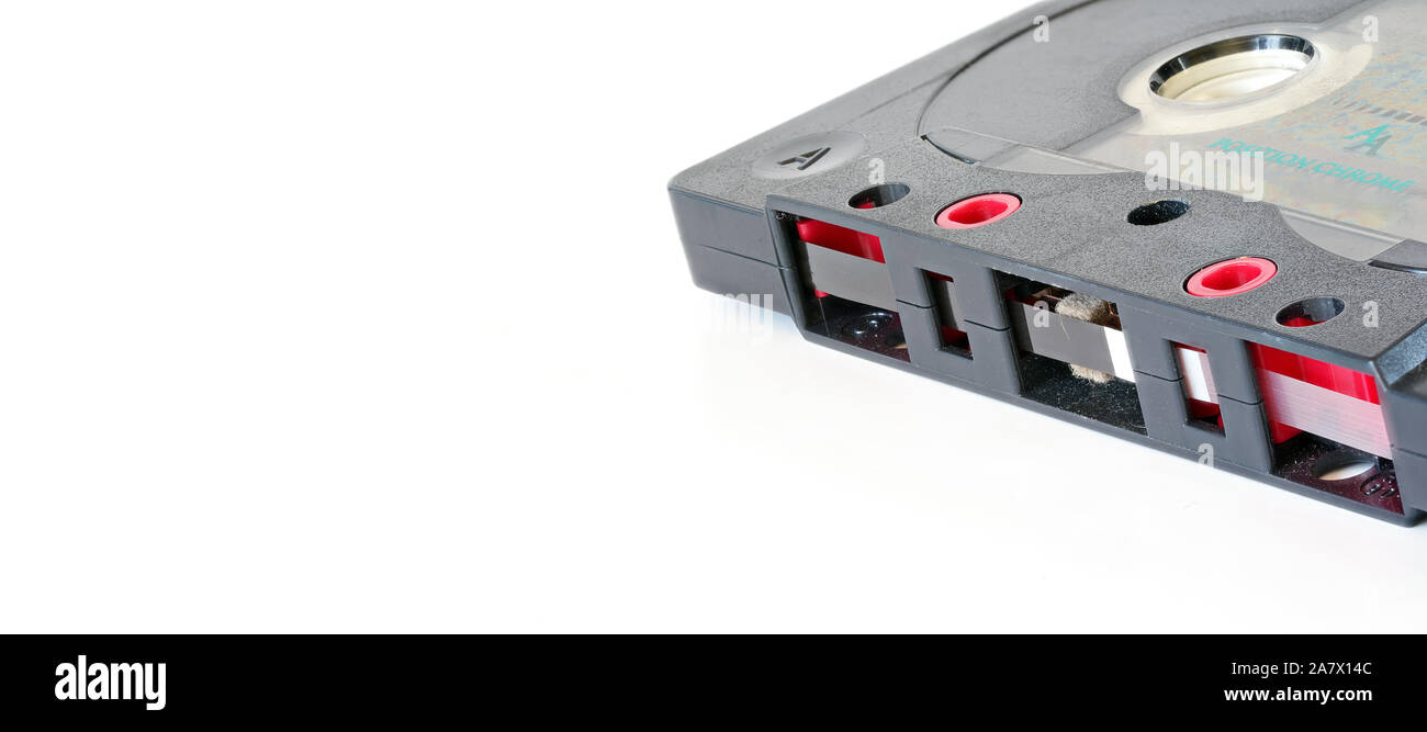 Il vecchio nastro audio cassette isolate su bianco, spazio per il testo a sinistra, closeup dettaglio tutti i marchi logo rimosso Foto Stock