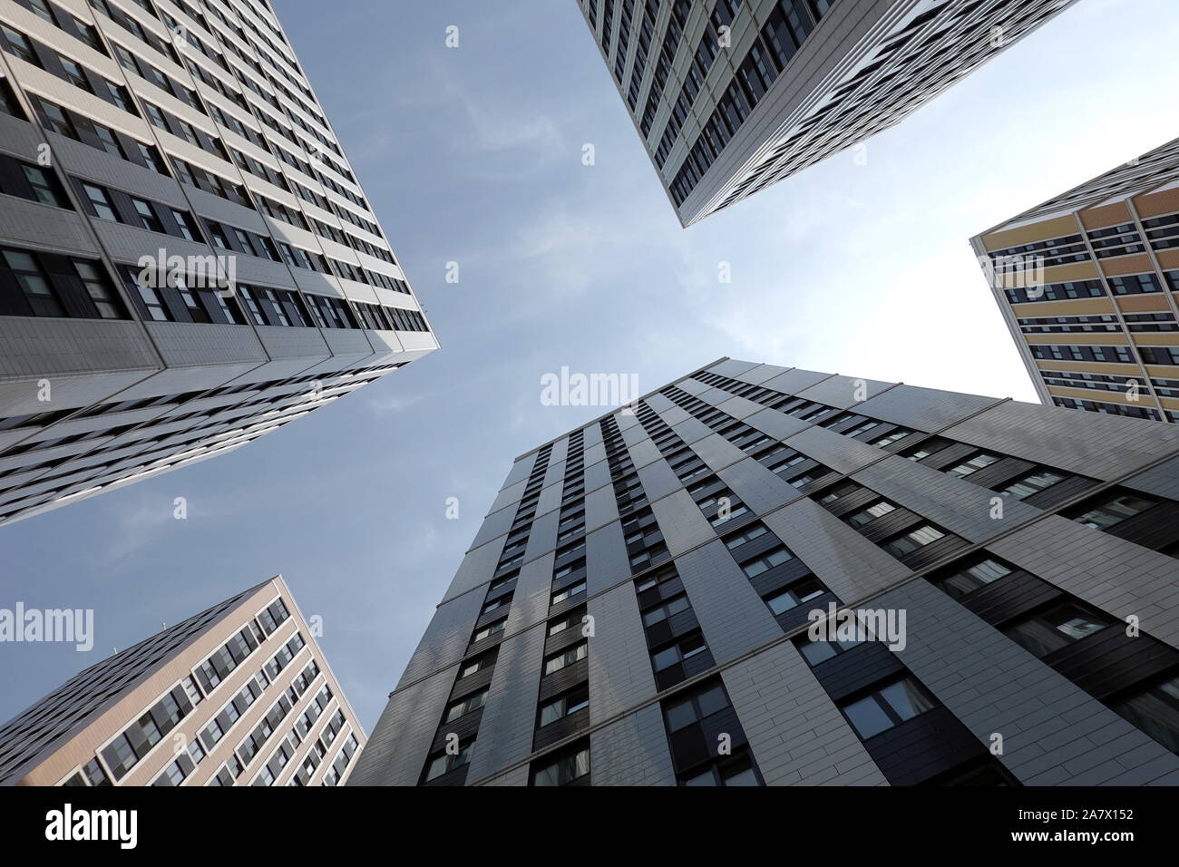 Fondo arrotondato fino in prospettiva della città moderno grattacielo pareti dell'edificio con molte finestre in cluster aziendali Foto Stock