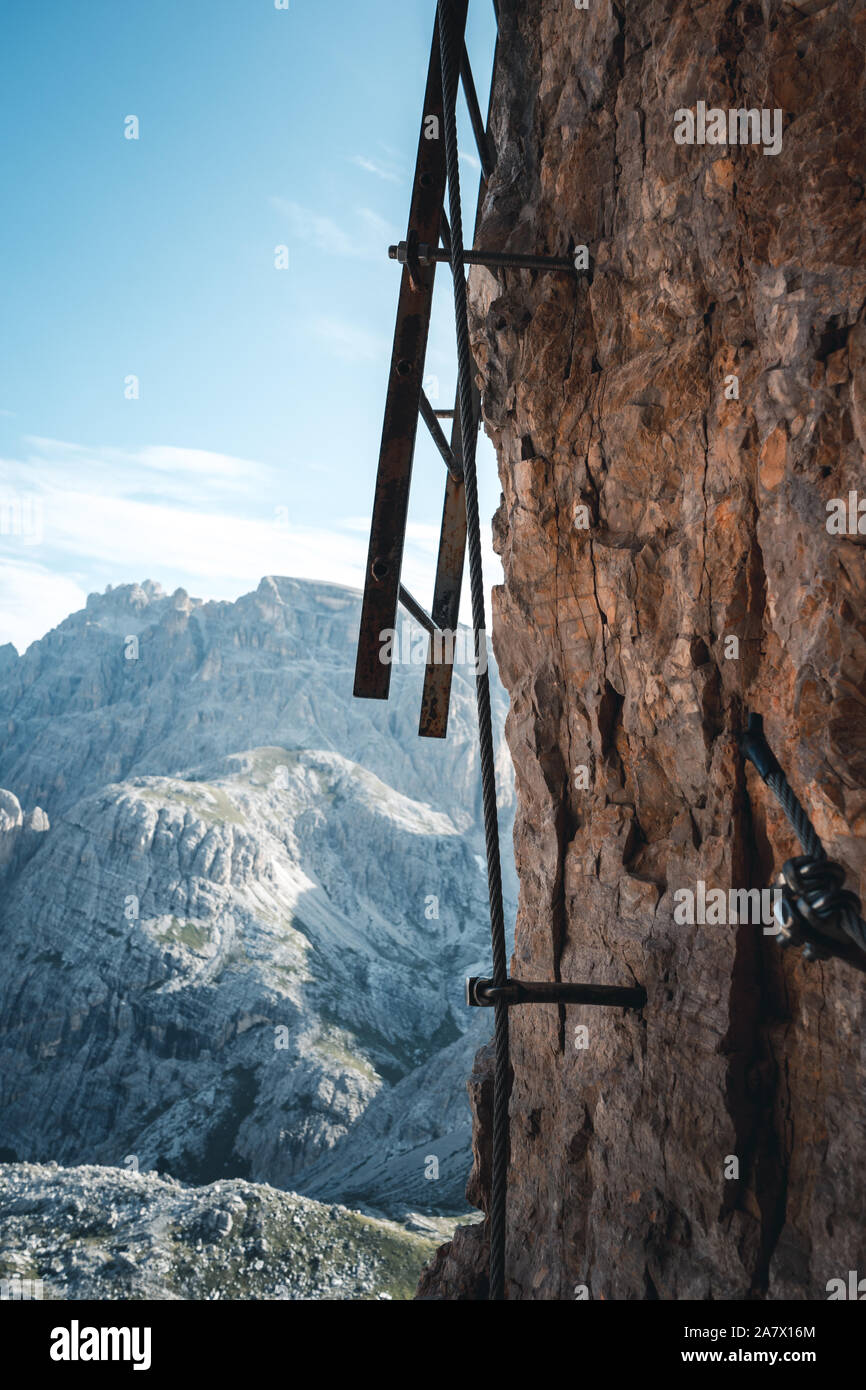 Via ferrata lettera su un massiccio muro al Toblinger Knoten nelle Dolomiti, Italia Foto Stock