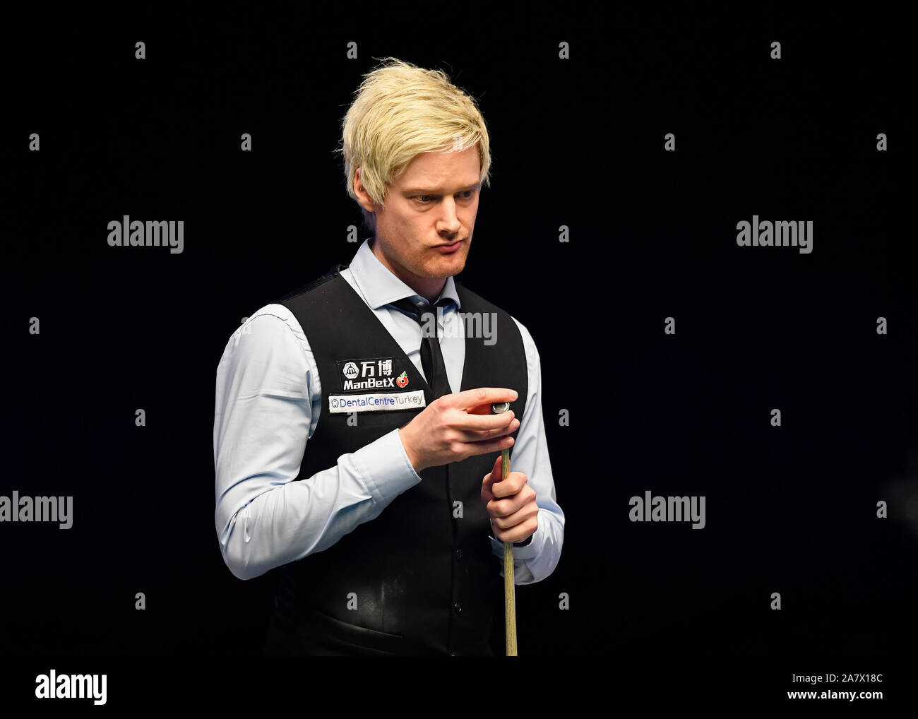 COVENTRY, Regno Unito. 04 Nov, 2019. Neil Robertson vs Shaun Murphy durante il giorno 1 Semi Finali del 2019 ManBetx campione dei campioni al Ricoh Arena di lunedì, 04 novembre 2019 a Coventry in Inghilterra. Credito: Taka G Wu/Alamy Live News Foto Stock