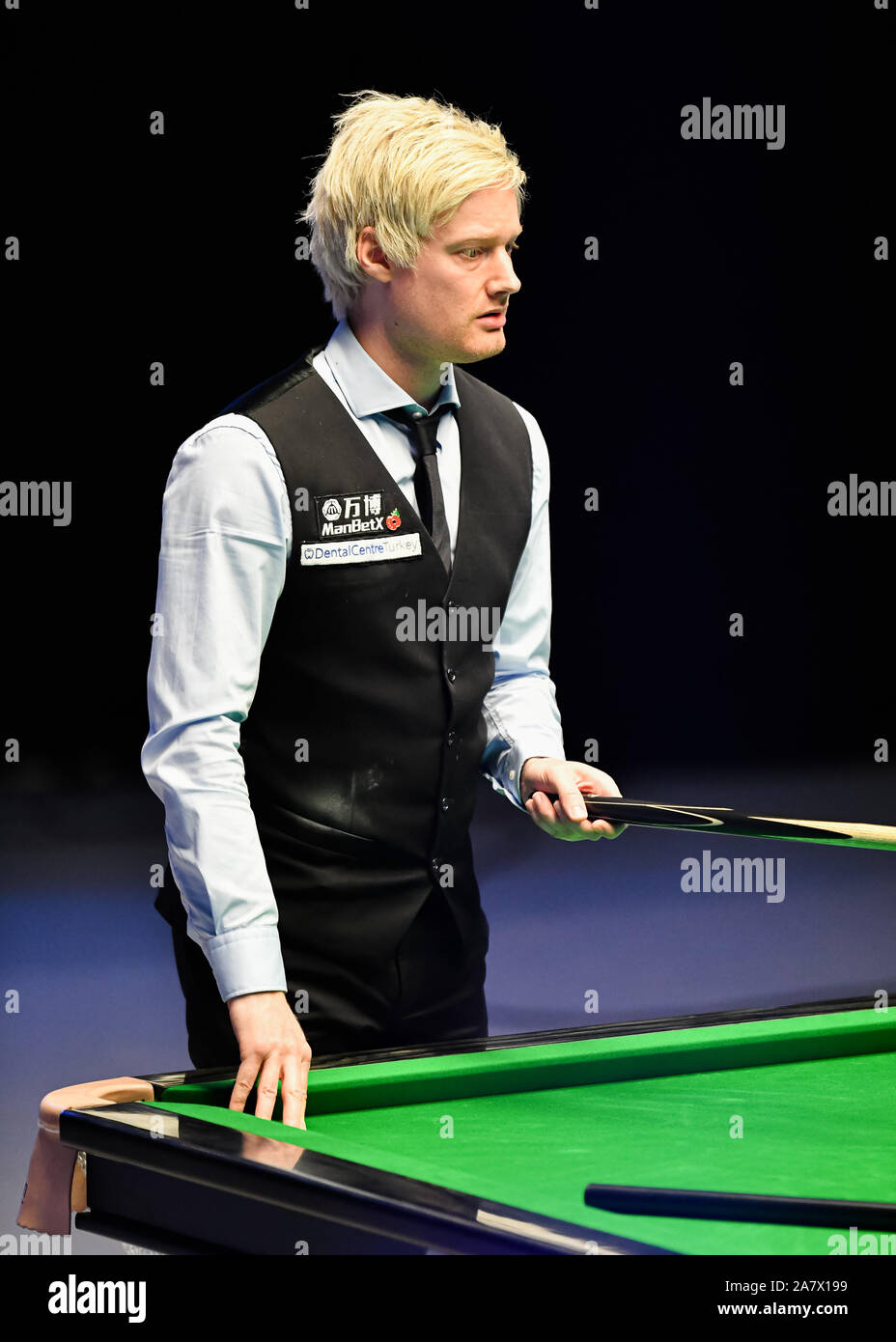 COVENTRY, Regno Unito. 04 Nov, 2019. Neil Robertson vs Shaun Murphy durante il giorno 1 Semi Finali del 2019 ManBetx campione dei campioni al Ricoh Arena di lunedì, 04 novembre 2019 a Coventry in Inghilterra. Credito: Taka G Wu/Alamy Live News Foto Stock