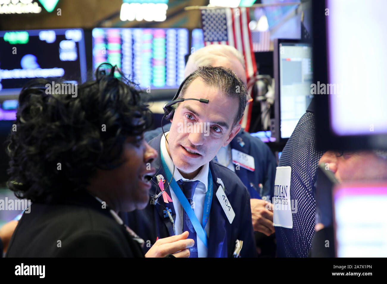 New York, Stati Uniti d'America. 4 Novembre, 2019. I trader lavorano presso il New York Stock Exchange di New York, gli Stati Uniti il 9 novembre 4, 2019. Gli stock degli Stati Uniti si è conclusa superiore su lunedì. Il Dow Jones Industrial Average rose 114.75 punti, o 0,42 percento, a 27,462.11. S&P 500 raccolse 11,36 punti, o 0,37 percento, per 3,078.27. Il Nasdaq Composite Index è stato fino 46,80 punti, o 0,56 percento, per 8,433.20. Credito: Wang Ying/Xinhua/Alamy Live News Foto Stock