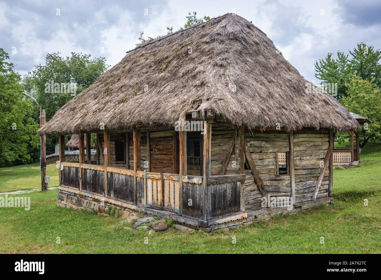 Vecchio cottage con tetto in paglia in Osa Village Museum Situato in città Negresti-Oas nella contea di Satu Mare nel nord-ovest della Romania Foto Stock