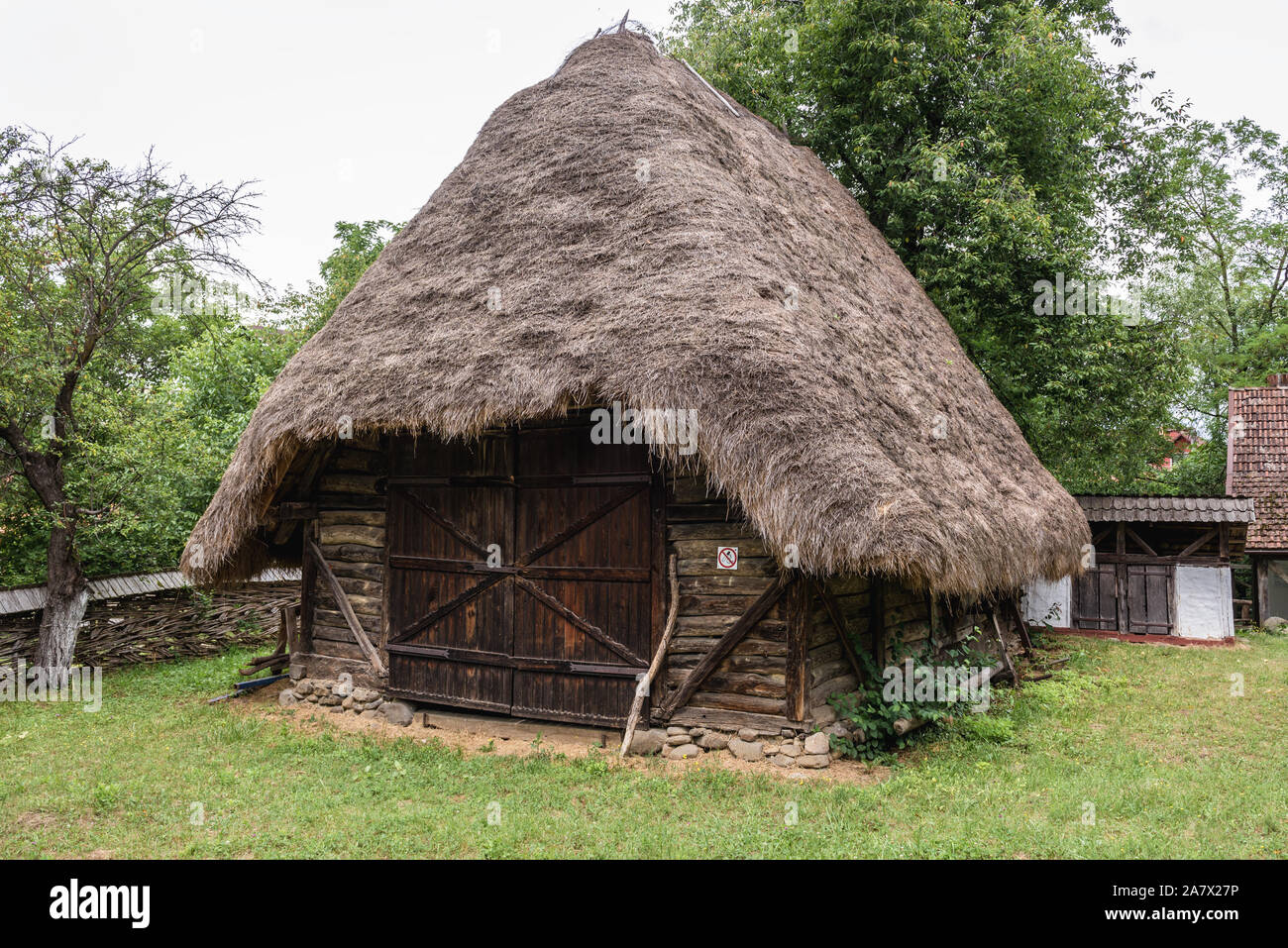 Il vecchio fienile con tetto in paglia in Osa Village Museum Situato in città Negresti-Oas nella contea di Satu Mare nel nord-ovest della Romania Foto Stock