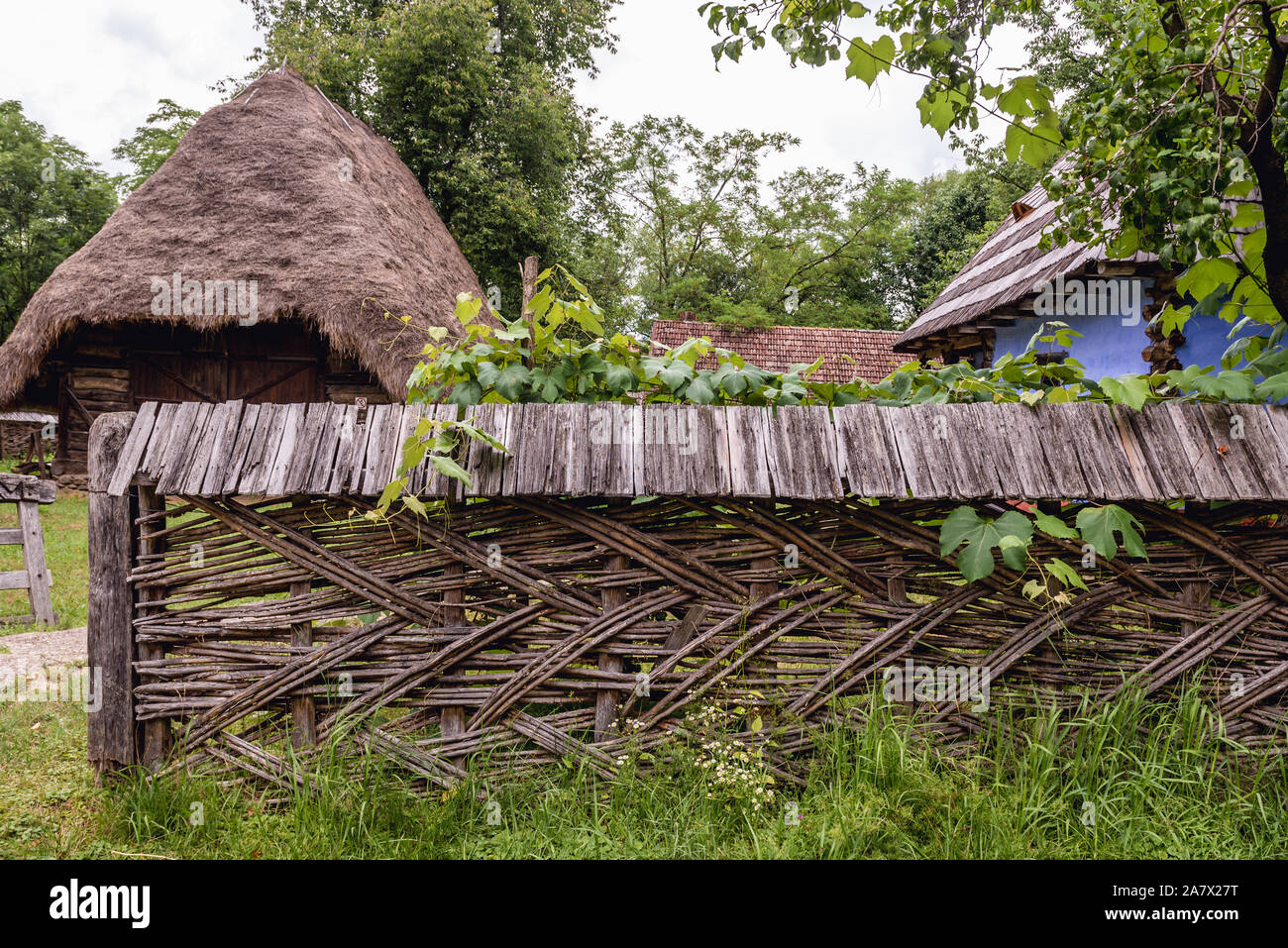 Tradizionale recinto in vimini Osa Village Museum Situato in città Negresti-Oas nella contea di Satu Mare nel nord-ovest della Romania Foto Stock
