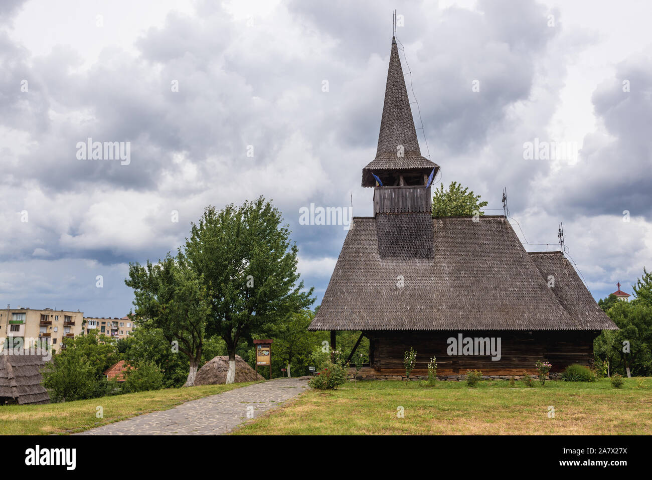 Del XVII secolo la chiesa di legno dal villaggio Lechinta in Osa Village Museum Situato in città Negresti-Oas nella contea di Satu Mare in Romania Foto Stock