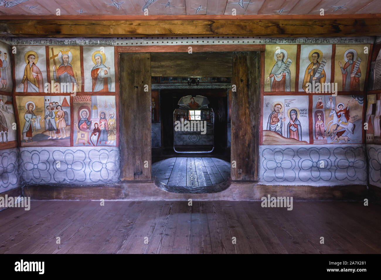 All'interno del XVII secolo la chiesa di legno dal villaggio Lechinta in Osa Village Museum Situato in città Negresti-Oas nella contea di Satu Mare in Romania Foto Stock