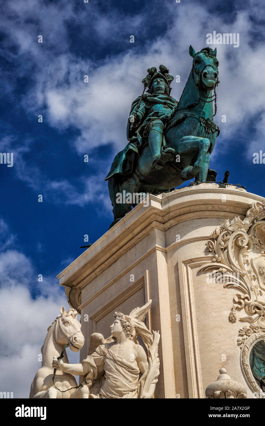 L'imponente statua del re Jose l, a Lisbona, Portogallo Praca do Comercio: angolo basso, patina verde e bianca pietra contro un drammatico cielo blu. Foto Stock