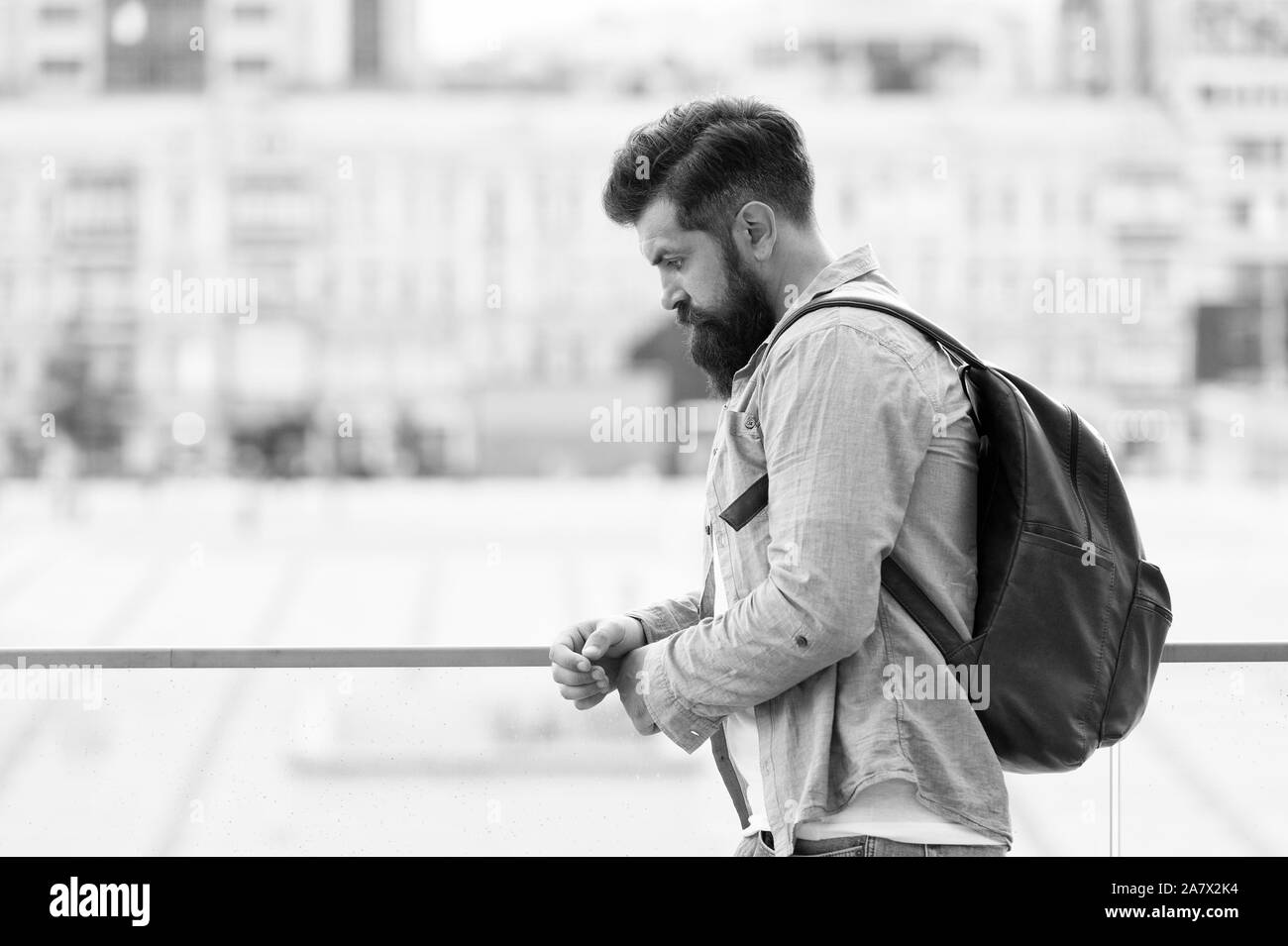 Tourist bello pensieroso hipster zaino. Uomo con la barba e zaino esplorare la città. Il concetto di viaggio. Turisti in vacanza. Hipster turista moderno background urbano. In cerca di avventure. Foto Stock