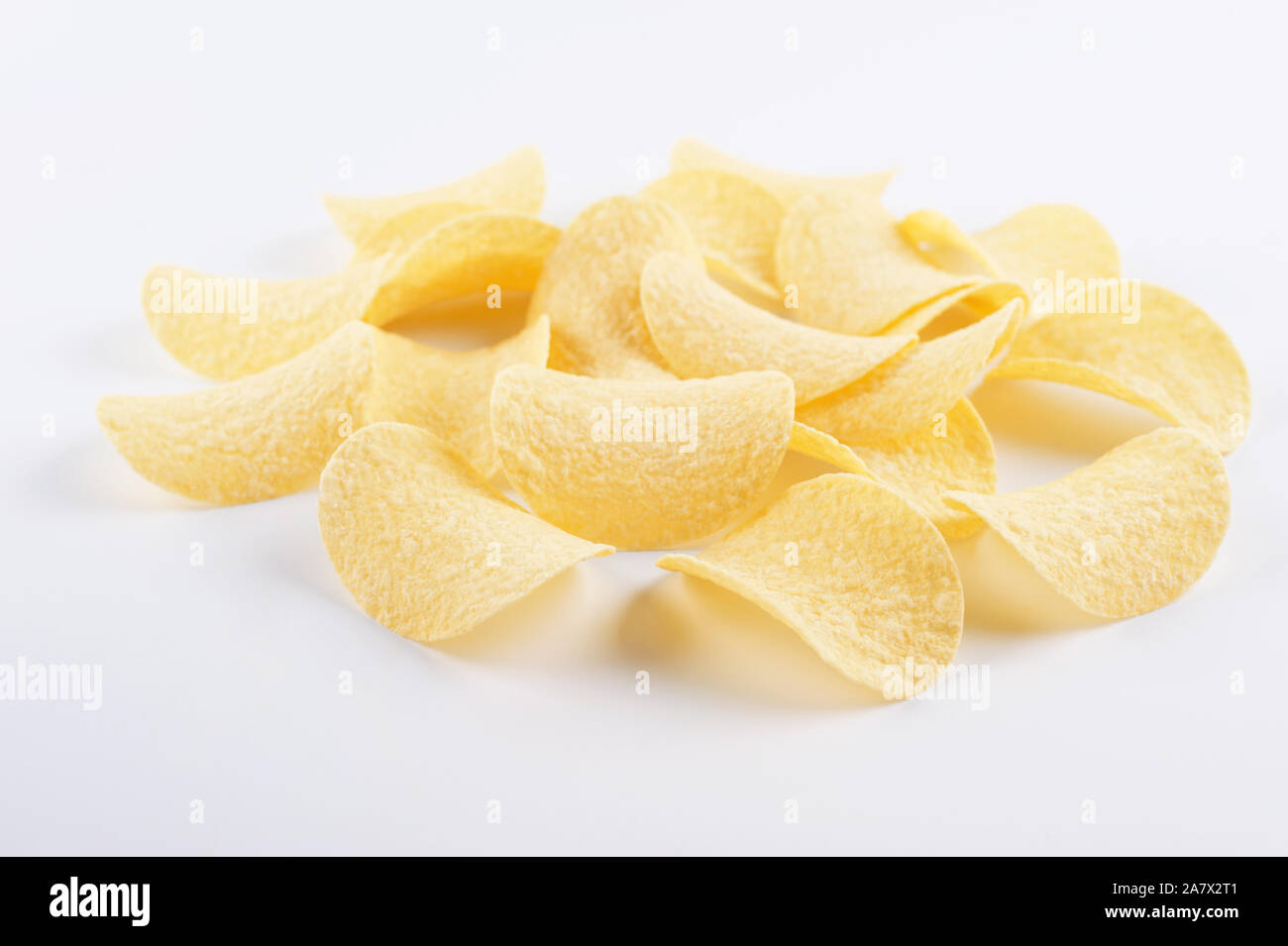 Deliziosi spuntini su sfondo bianco potato chips. Foto Stock