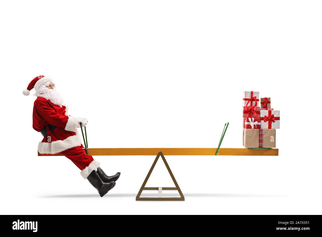 Completa il profilo di lunghezza shot di Babbo Natale su un altalena con un mucchio di presenta sull'altro lato isolato su sfondo bianco Foto Stock