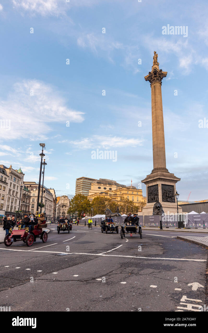 Auto d'epoca pilotato attraverso il Westminster, Londra, Regno Unito all'inizio della Londra a Brighton veteran car run nel novembre 2019. Trafalgar Square Foto Stock