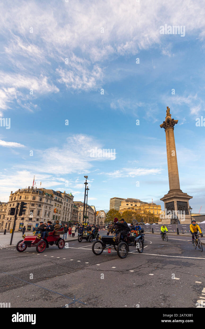 Auto d'epoca pilotato attraverso il Westminster, Londra, Regno Unito all'inizio della Londra a Brighton veteran car run nel novembre 2019. Trafalgar Square Foto Stock