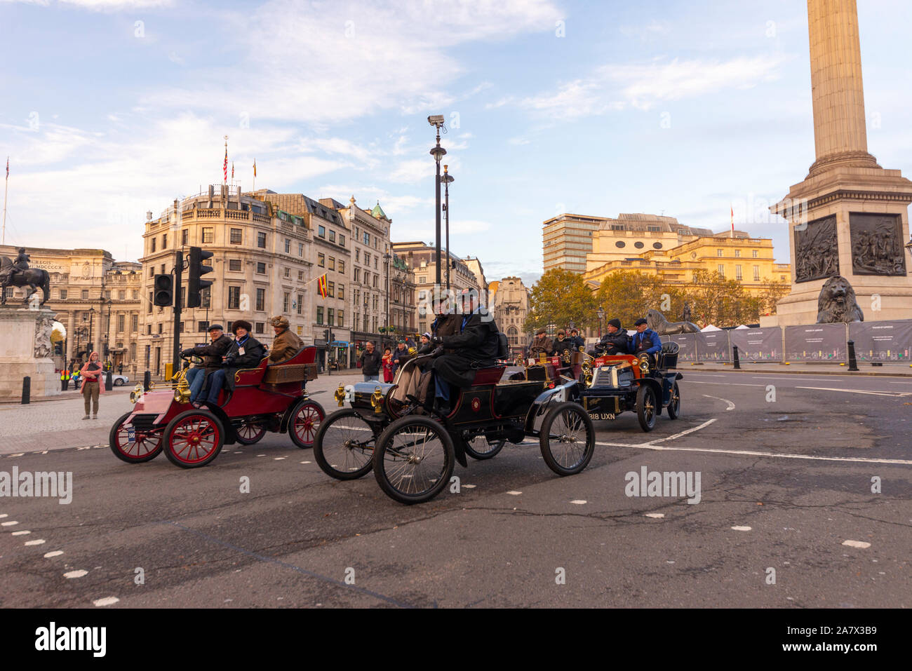 Auto d'epoca pilotato attraverso il Westminster, Londra, Regno Unito all'inizio della Londra a Brighton veteran car run nel novembre 2019. Trafalgar Square Foto Stock