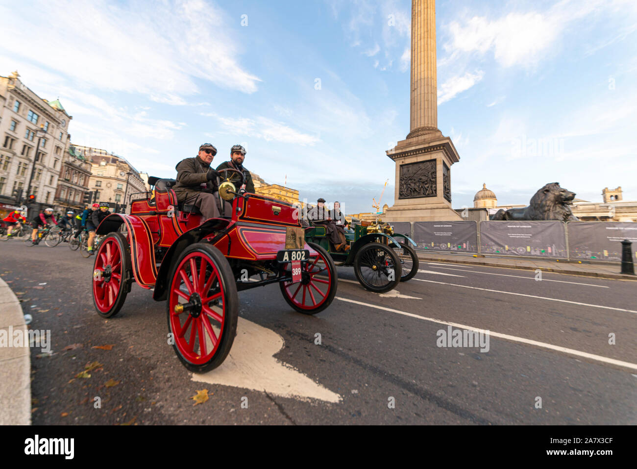 1902 Albion e 1904 Lanchester vintage vettura pilotata attraverso Westminster all'inizio della Londra a Brighton veteran car run nel novembre 2019. Foto Stock