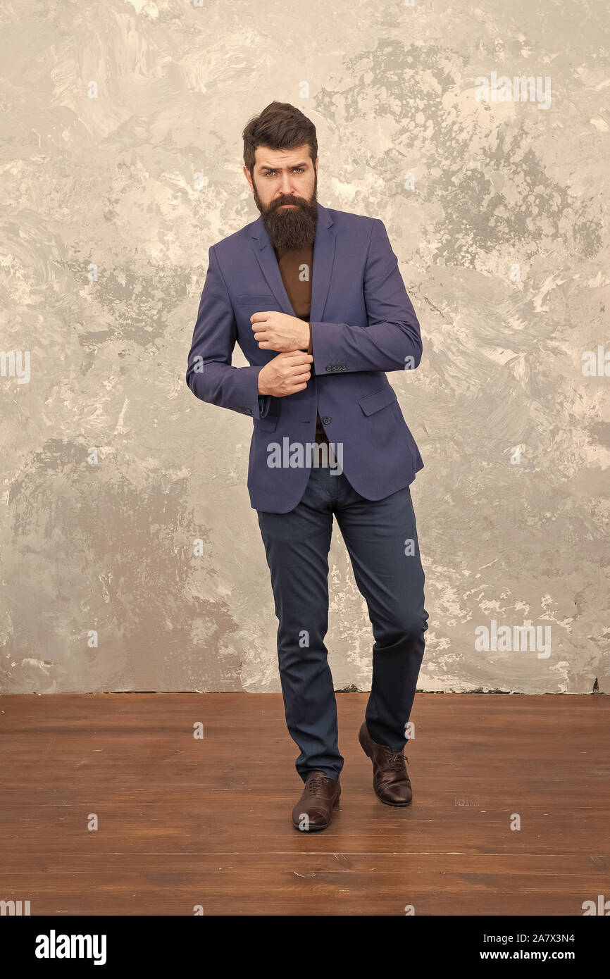 Ha ottenuto grande stile. Uomo bello barbuto imprenditore lusso indossare  tuta formale. Abbigliamento uomo e fashion concept. Guy brutale modello di  moda. La gente di affari fashion style. Abbigliamento formale per l'ufficio