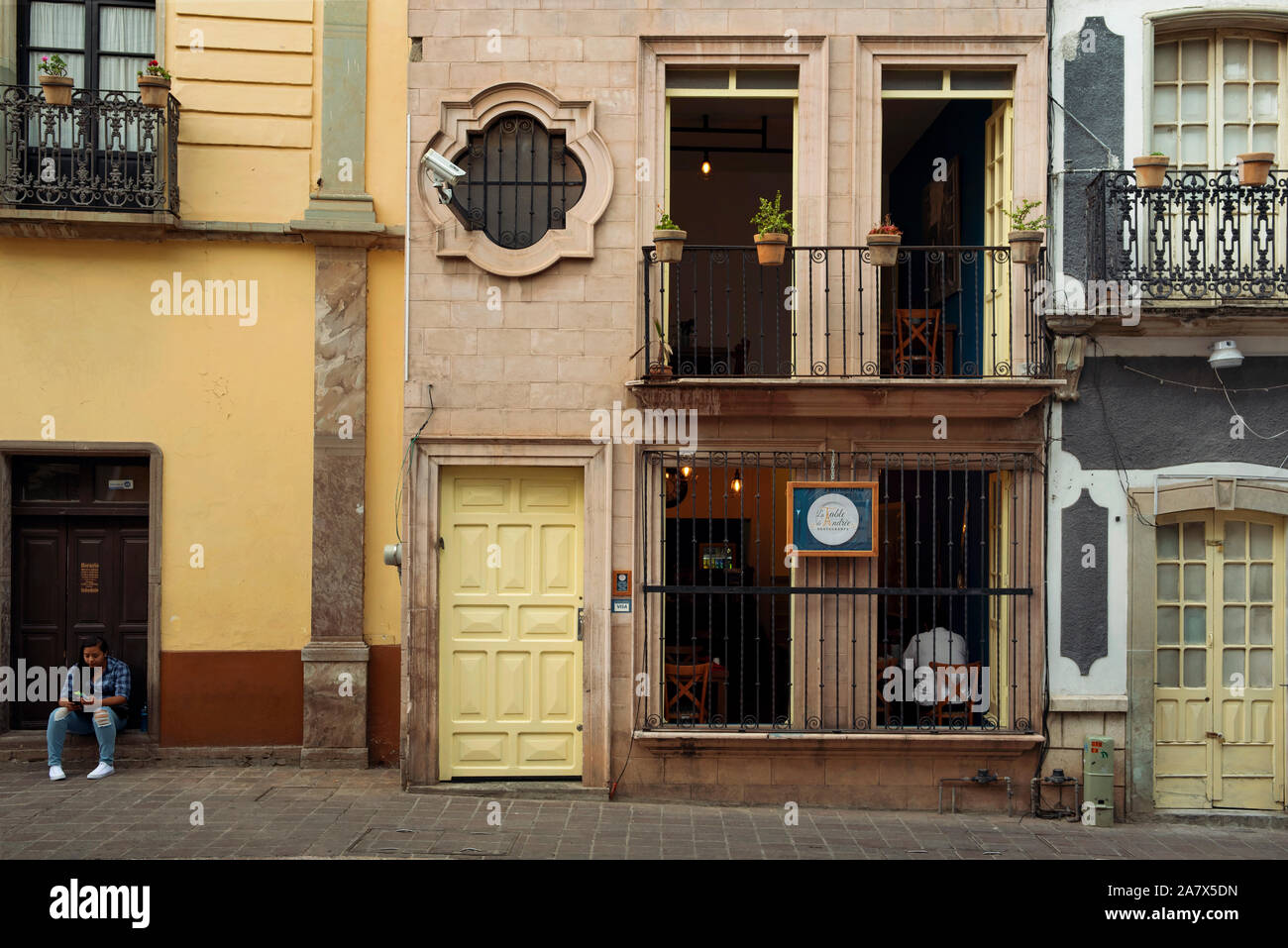 Facciata neoclassica di edifici su Positos Street con un tradizionale ristorante Francese: La Table de Andrée. Il centro città di Guanajuato, Messico Foto Stock
