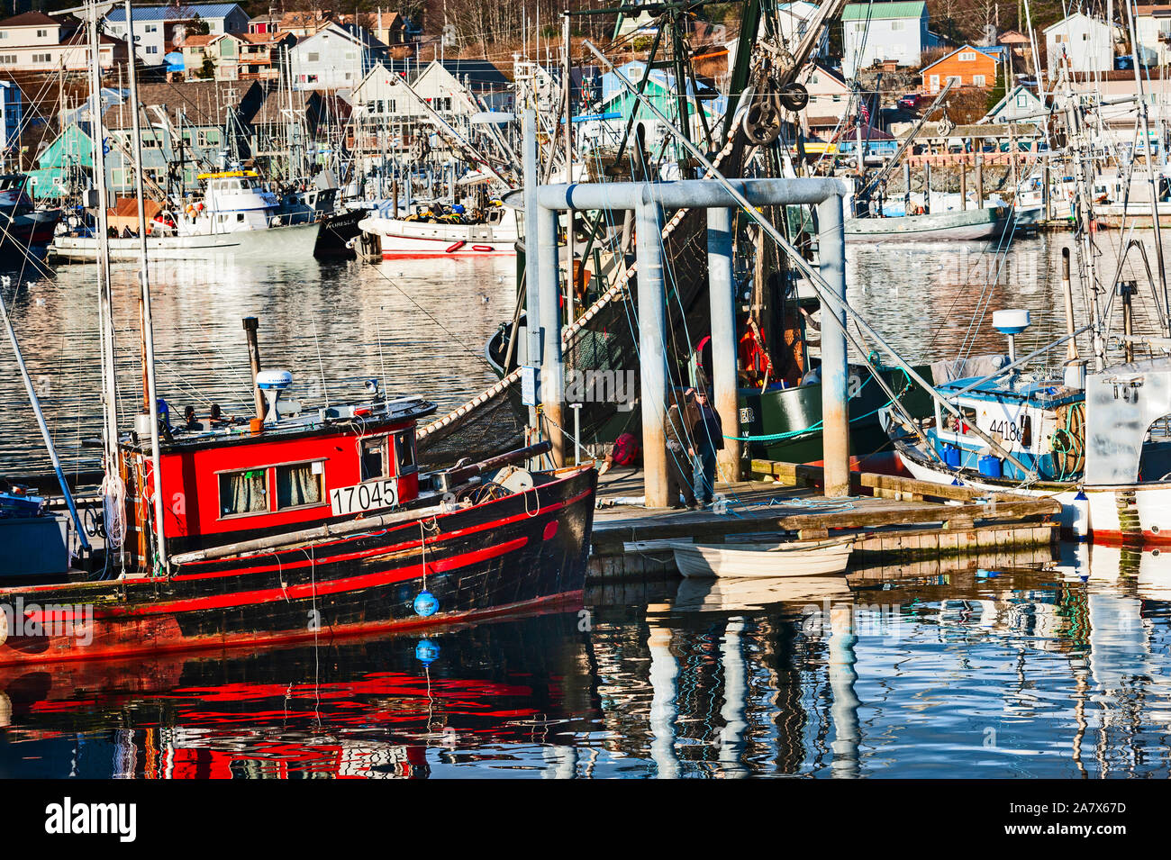 La pesca commerciale troller ancorata al piano di lavoro della piattaforma in Sitka, Alaska, Stati Uniti d'America. Sitka è un Alaskan city e borough vicino a Juneau, la capitale dello stato. Foto Stock