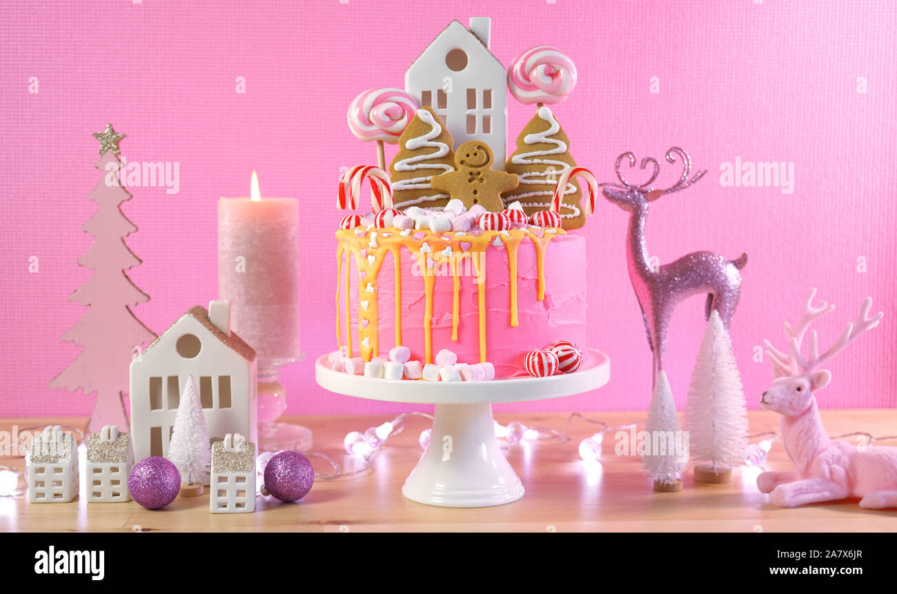 Candyland stile da fiaba di festa per i bambini la torta di Natale in rosa e oro impostazione tabella. Foto Stock