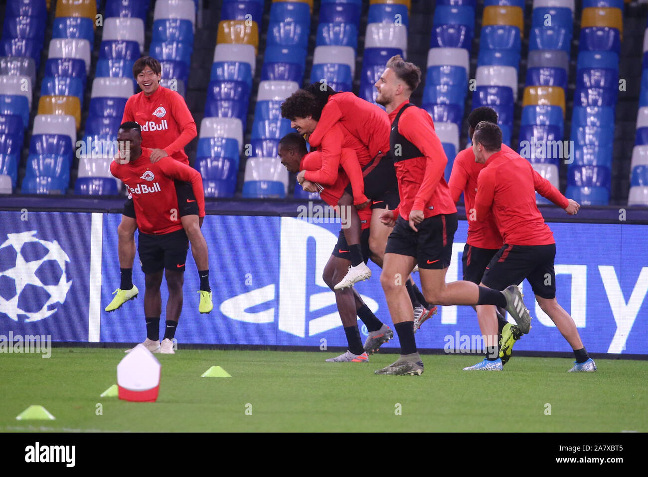 Napoli, Italia. 04 Nov, 2019. Red Bull Salisburgo durante la preparazione della formazione pre SSC Napoli vs Red Bull Salisburgo nel novembre 04 2019 a Stadio San Paolo (foto di Antonio Balasco/Pacific Stampa) Credito: Pacific Press Agency/Alamy Live News Foto Stock