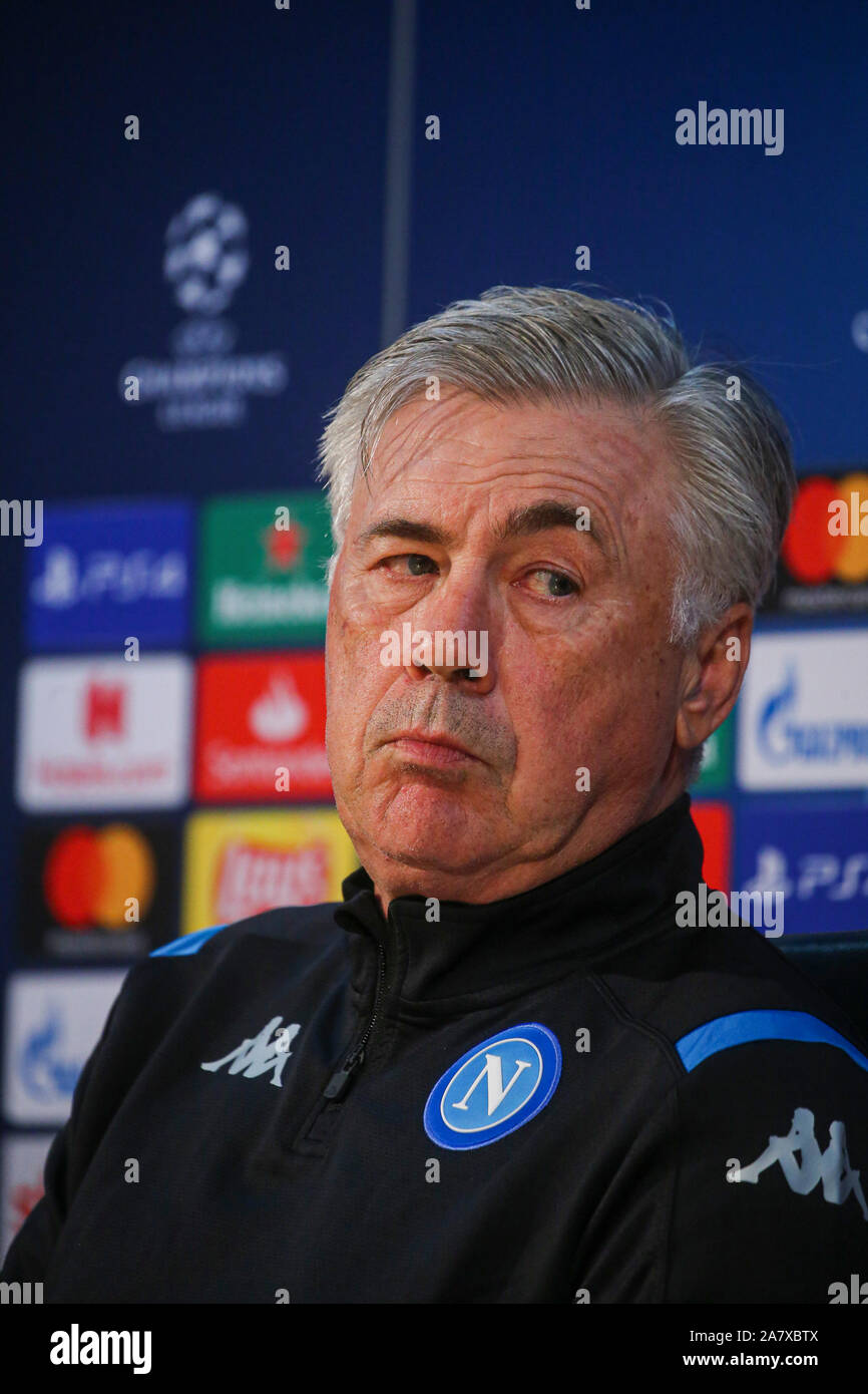 Caserta, Italia. 04 Nov, 2019. Carlo Ancelotti allenatore italiano ssc napoli e Konstantinos Manolas difensore greco SSC Napoli durante la conferenza stampa il giorno prima della partita di champions league SSC Napoli vs Red Bull Salisburgo presso il centro di formazione SSC Napoli Castelvolturno (foto di Antonio Balasco/Pacific Stampa) Credito: Pacific Press Agency/Alamy Live News Foto Stock