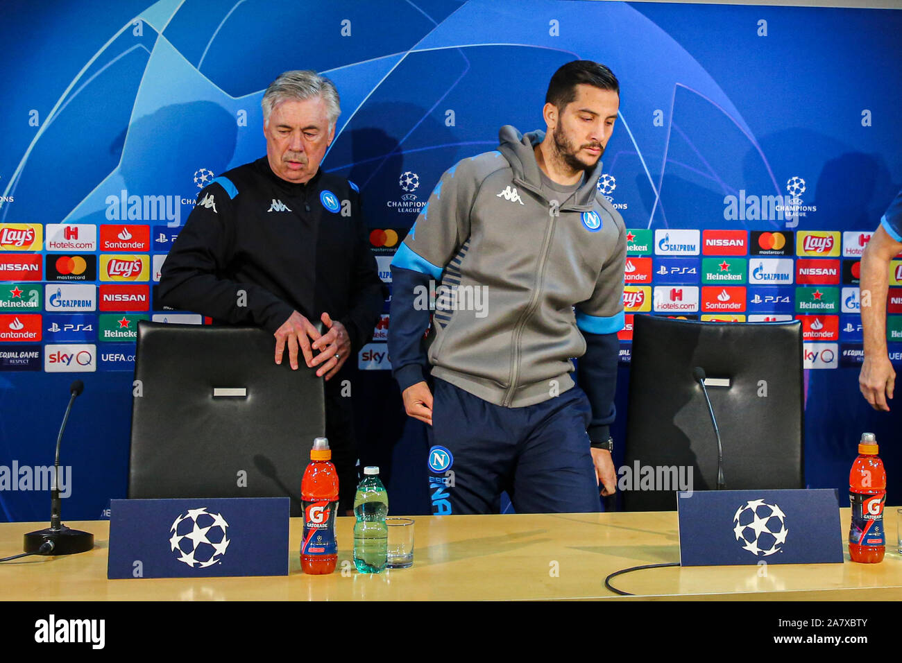 Caserta, Italia. 04 Nov, 2019. Carlo Ancelotti allenatore italiano ssc napoli e Konstantinos Manolas difensore greco SSC Napoli durante la conferenza stampa il giorno prima della partita di champions league SSC Napoli vs Red Bull Salisburgo presso il centro di formazione SSC Napoli Castelvolturno (foto di Antonio Balasco/Pacific Stampa) Credito: Pacific Press Agency/Alamy Live News Foto Stock