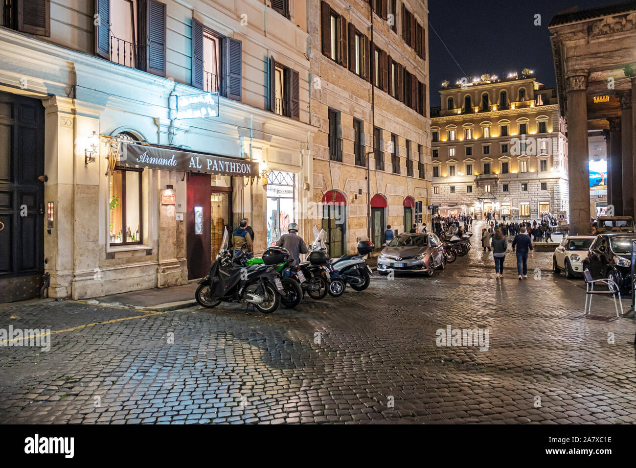 Strade di roma, vista dall'esterno del ristorante Armando al Pantheon di notte, Roma, Italia Foto Stock