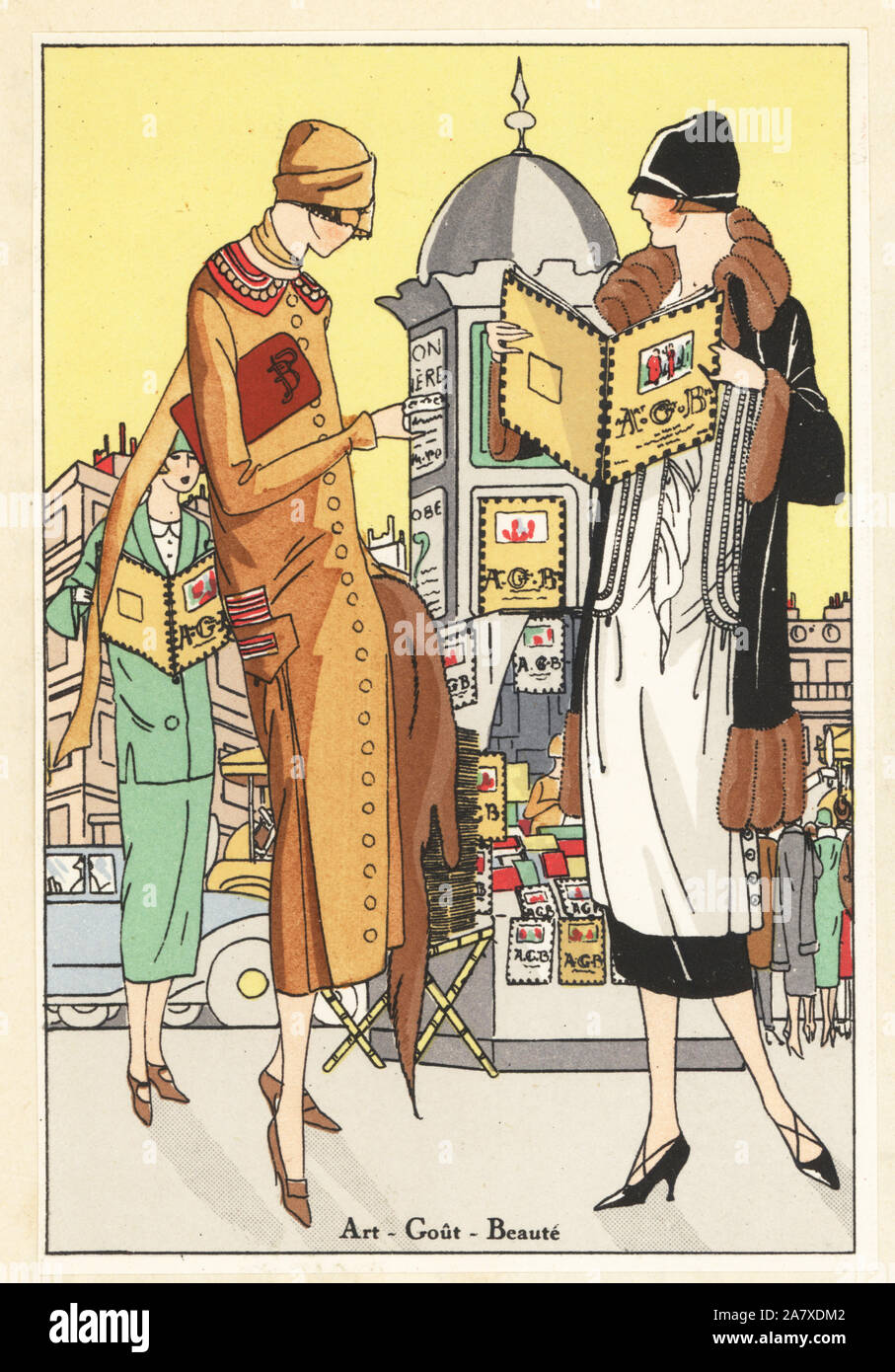 Donna in lana beige tuta e donna in nero-e-bianco abito nel pomeriggio davanti a un chiosco di Parigi. Pochoir Handcolored (stencil) litografia dal lusso francese rivista di moda arte, gotta, Beaute, 1925. Foto Stock