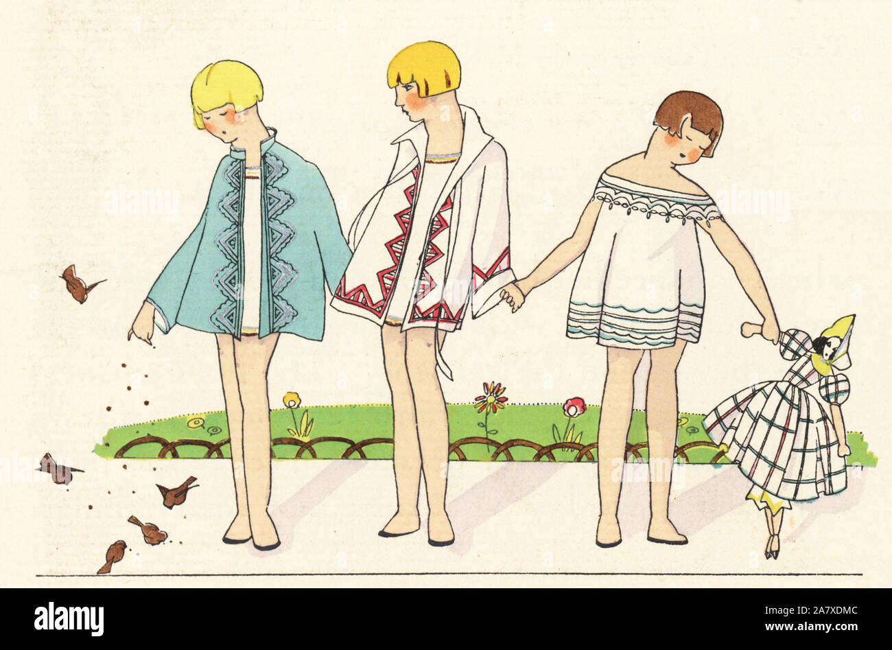 Ragazze in breve cappotti ricamati e vestiti con bambola. Pochoir Handcolored (stencil) litografia dal lusso francese rivista di moda arte, gotta, Beaute, 1925. Foto Stock