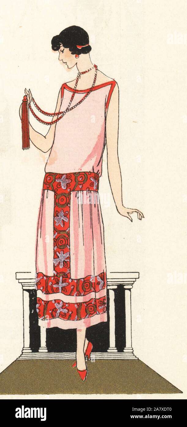 La donna a cena robe di rosa crêpe de Chine ricamato in argento e oro. Pochoir Handcolored (stencil) litografia dal lusso francese rivista di moda arte, gotta, Beaute, 1925. Foto Stock