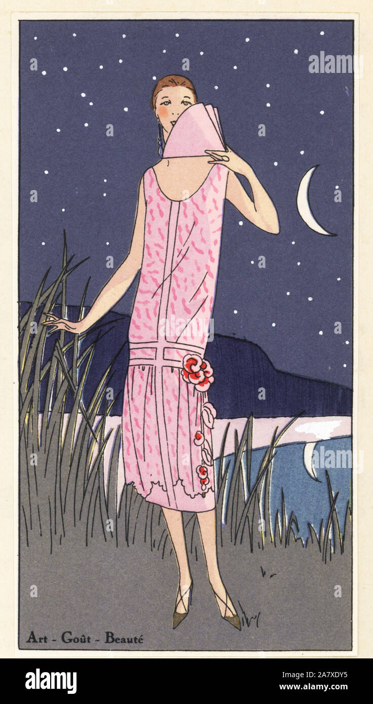 Donna sulla costa al chiaro di luna che indossa un pizzo rosa e abito da sera rifinito con fiori di velluto. Pochoir Handcolored (stencil) litografia dal lusso francese rivista di moda arte, gotta, Beaute, 1925. Foto Stock
