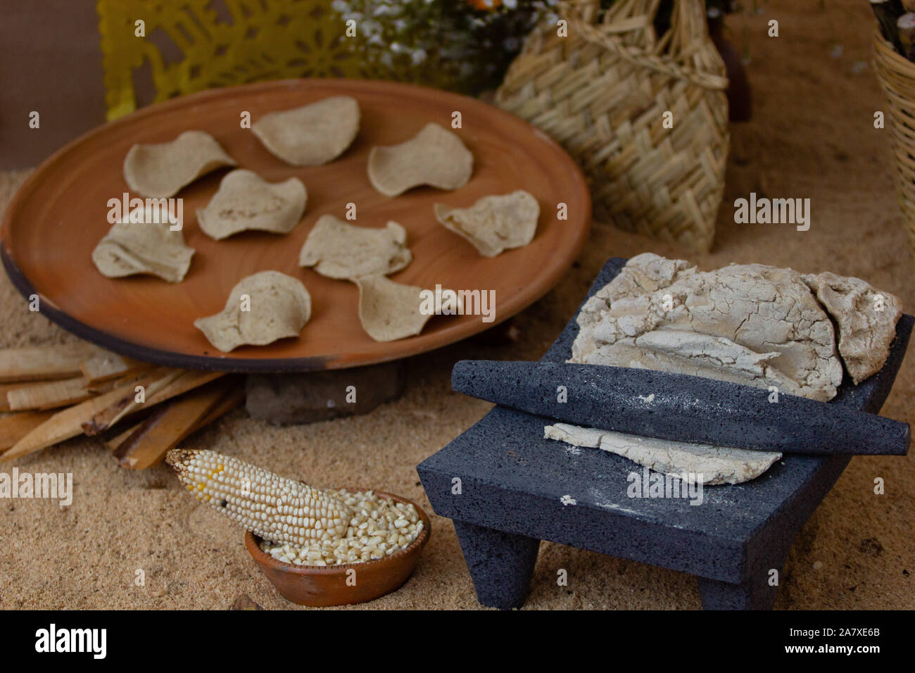 Un handmade metate in pietra, con impasto pronto per preparare tortillas, tortilla processi decisionali Foto Stock