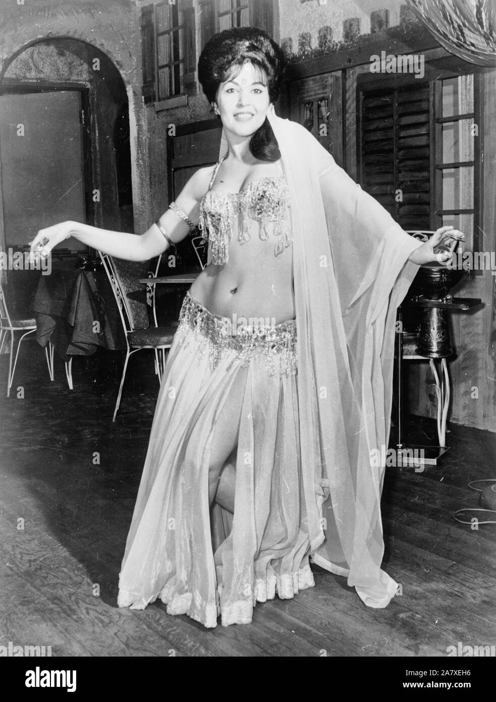 La principessa Lesia, una danzatrice del ventre di intera lunghezza verticale, rivolto verso la parte anteriore, 1863 Foto Stock