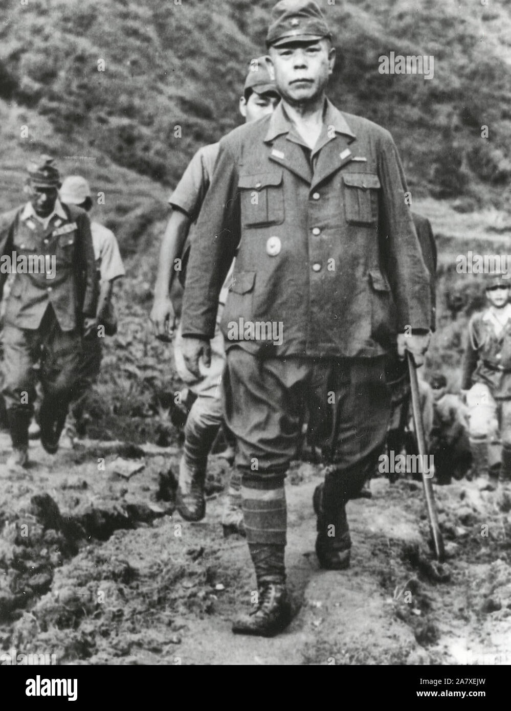 General Yamashita, Commander, le forze giapponesi, 'Tiger di Malaya," e il suo staff a piedi lungo il sentiero per le forze americane nel nord di Luzon, occupata dal Co 'I', 128Inf Regt, XXXII Divisione. Settembre 2, 1945 Foto Stock