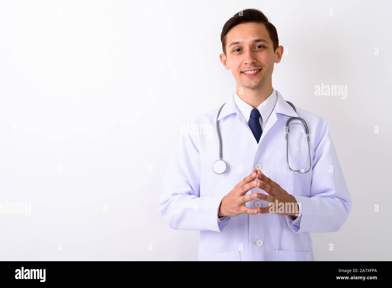 Studio shot del giovane uomo felice medico sorridente con le dita inter Foto Stock