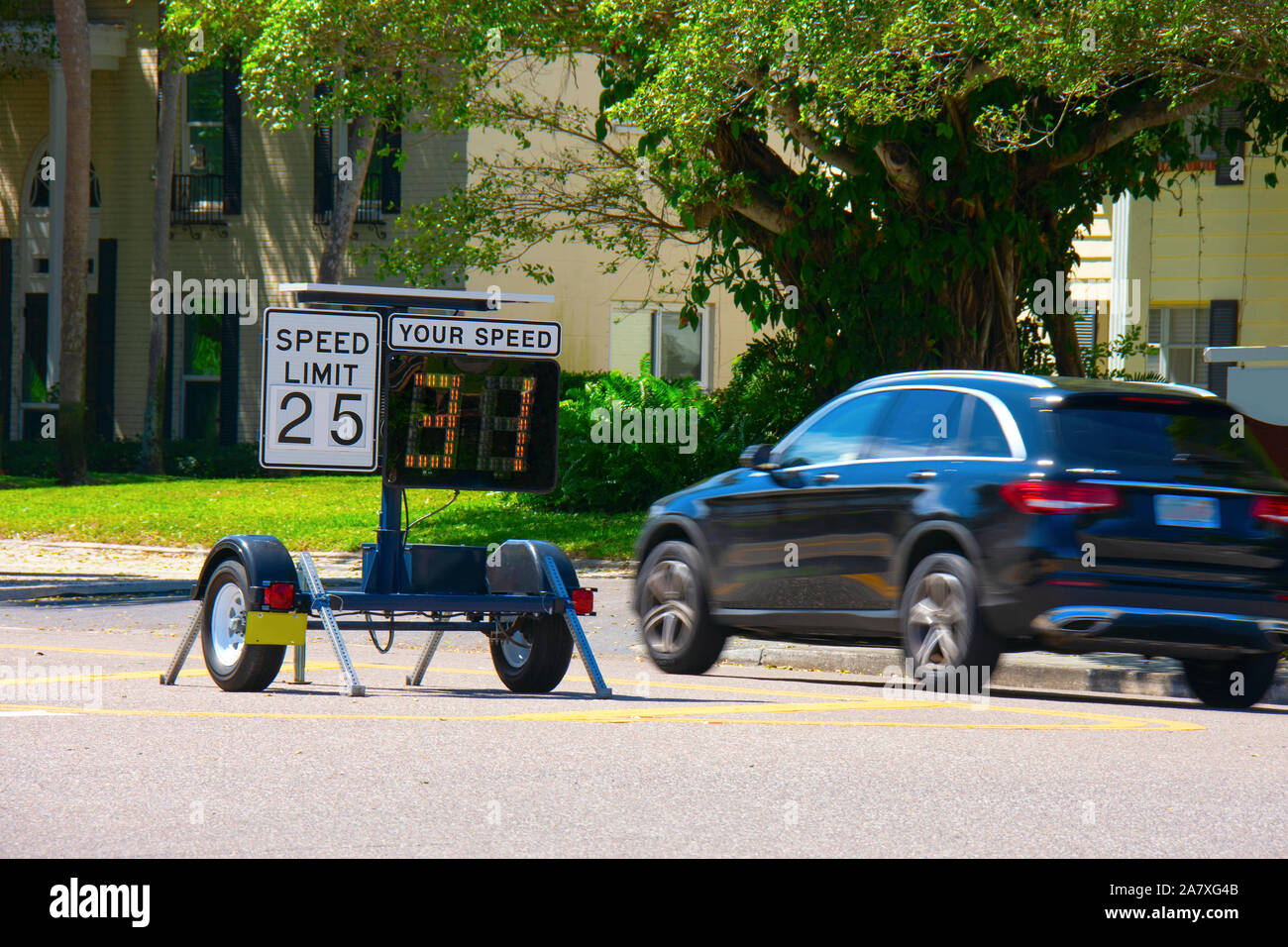 Il radar di velocità limite segno indicatore monitorato dalla polizia che mostra 31 miglia per ora sullo schermo dimostrando un passaggio auto è in rapido come esso trascina verso il basso t Foto Stock