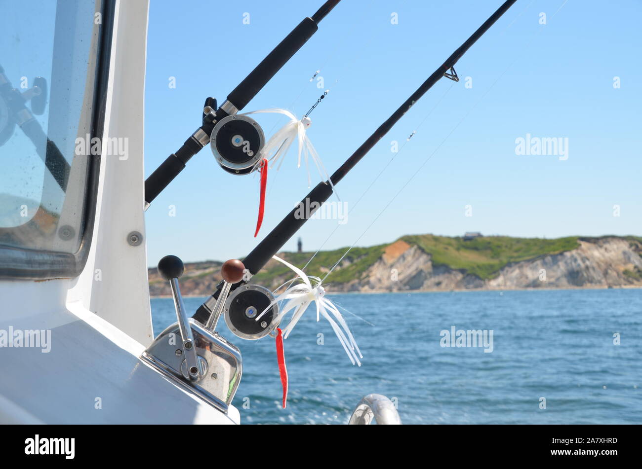 Due completamente truccate poli di pesca su una carta barca da pesca nel New England. Foto Stock