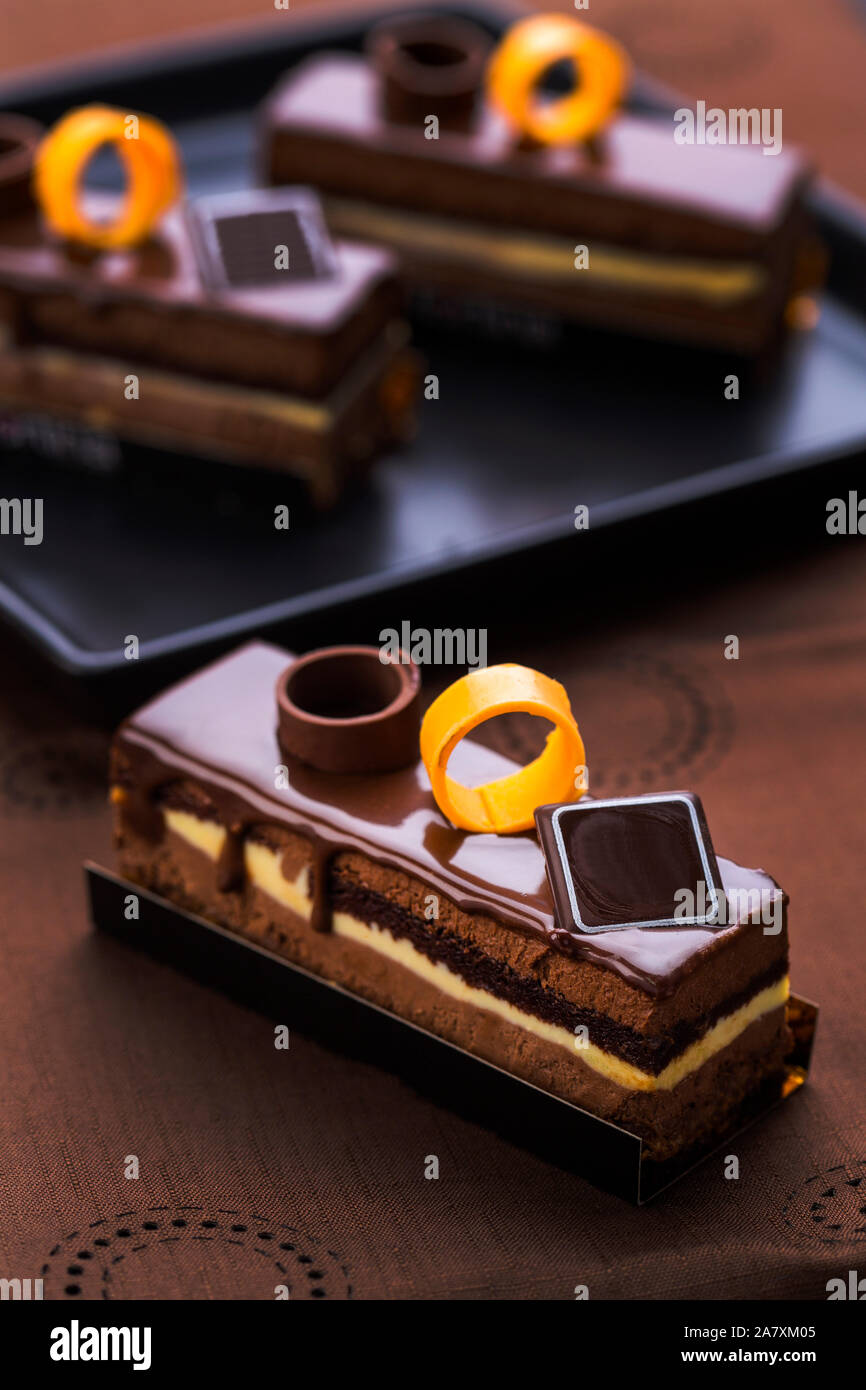 Singoli cioccolato e torte alla vaniglia Foto Stock