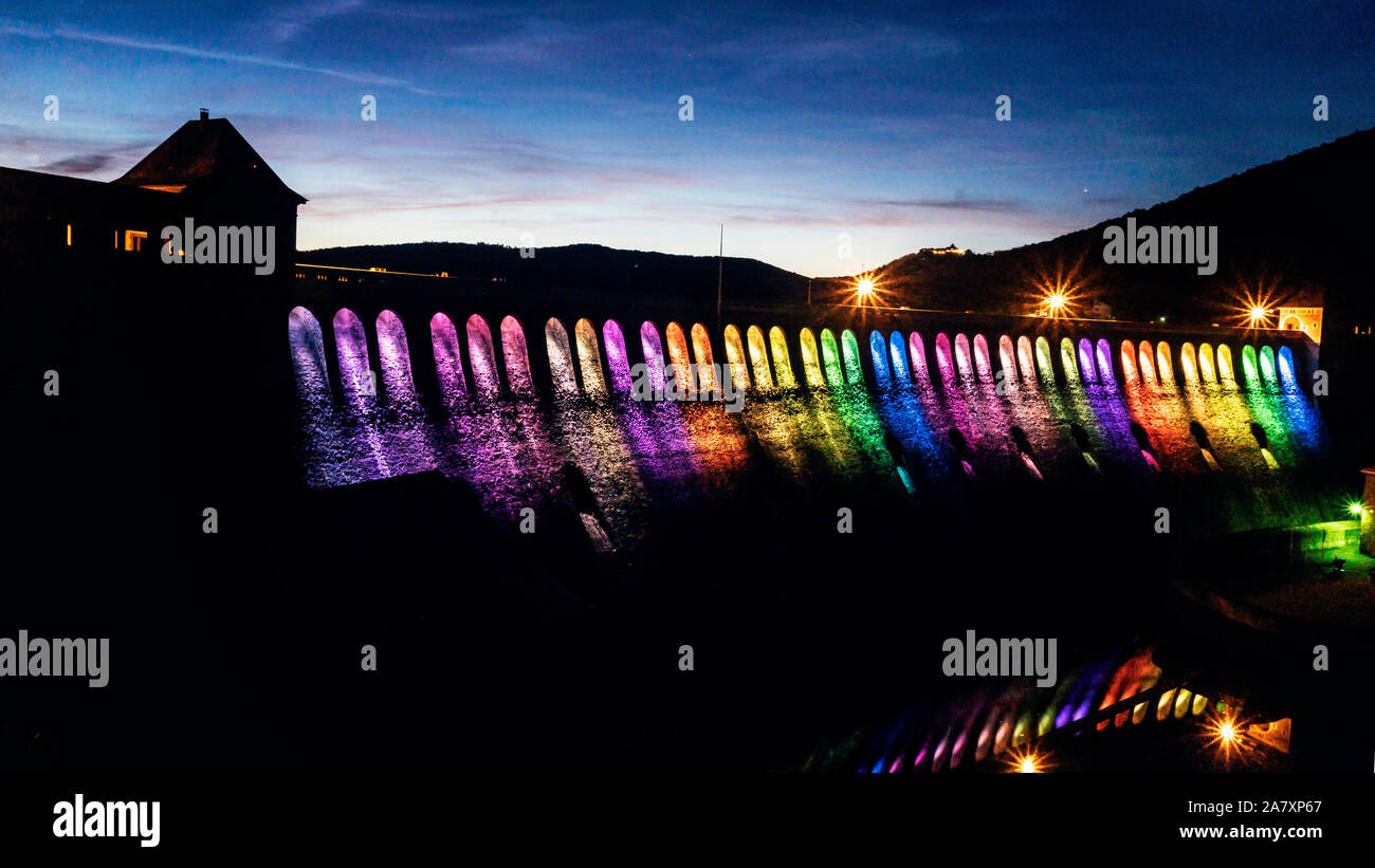 Illuminata sulla muratura Edersee in Hessen Germania Foto Stock