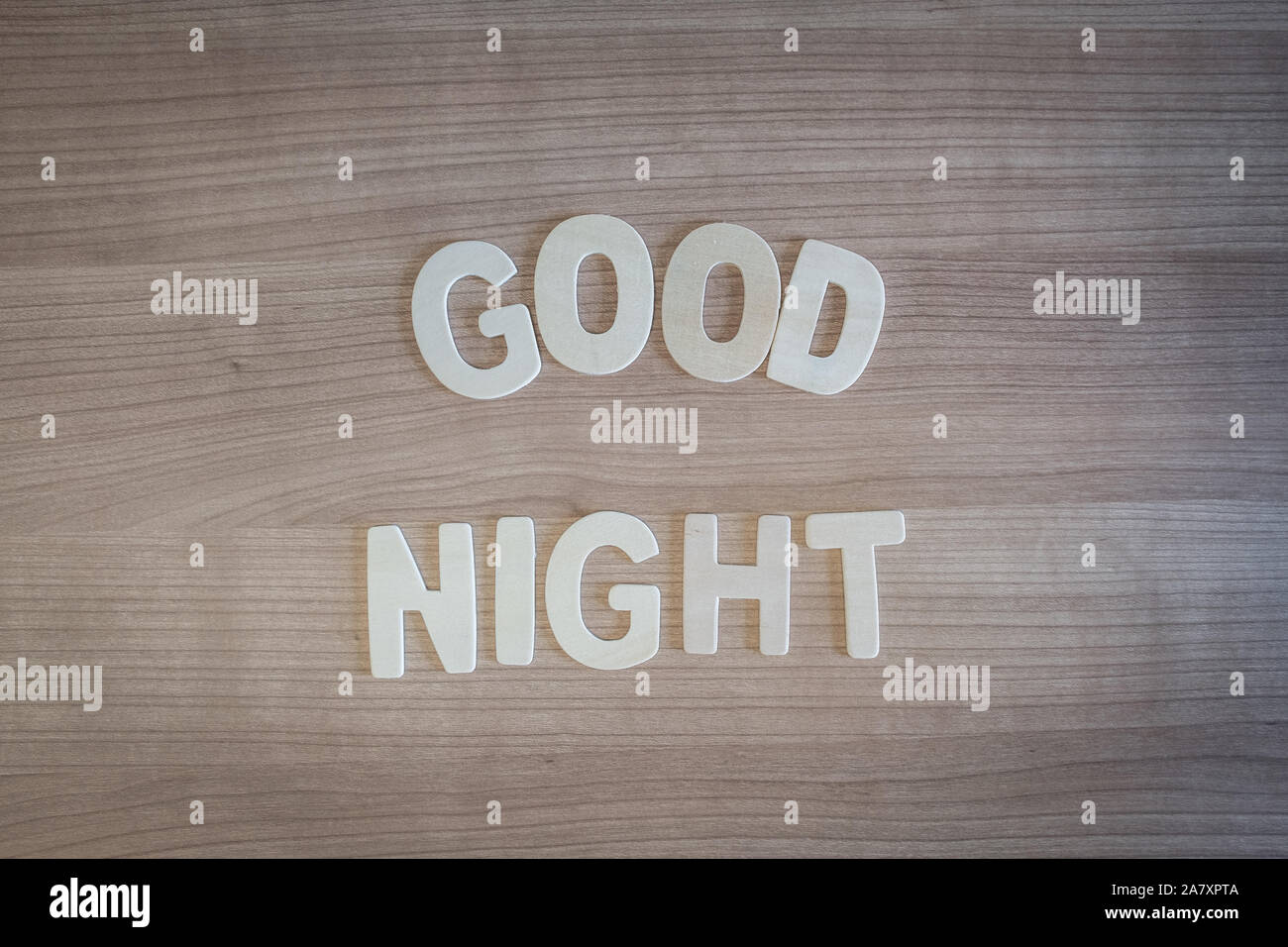 Buona notte parole con le lettere di legno su uno sfondo di legno vicino fino Foto Stock
