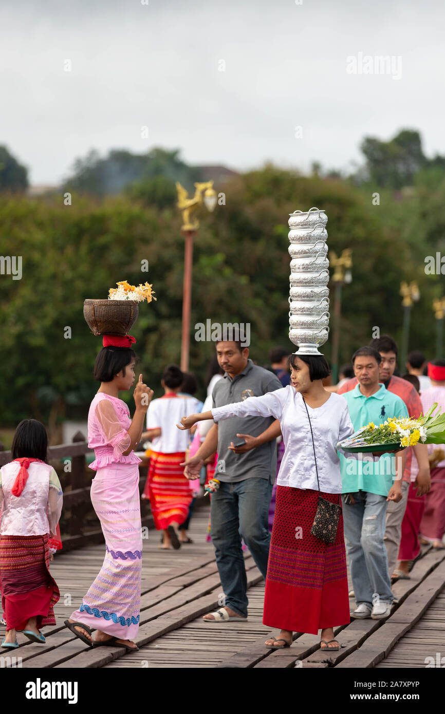 Thailandia, Kanchanaburi - Ottobre 6, 2019: Mon cittadini e turisti visite turistiche a Uttama Nusorn ponte di legno, Mon ponte che attraversa il fiume Songgaria, S Foto Stock