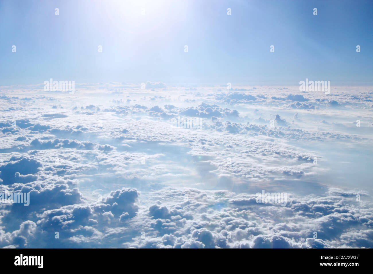 Volo sopra le nuvole. Meraviglioso panorama dalla finestra del piano con nuvole bianche. Volare al di sopra delle nuvole bianche. Nuvole bianche di seguito. Il bellissimo panorama con h Foto Stock