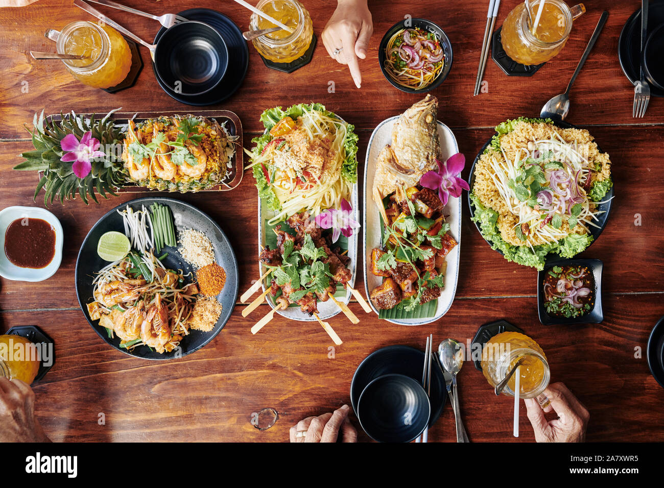 Deliziosi piatti di pesce con salse e bevande sulla famiglia a tavola, vista dall'alto Foto Stock